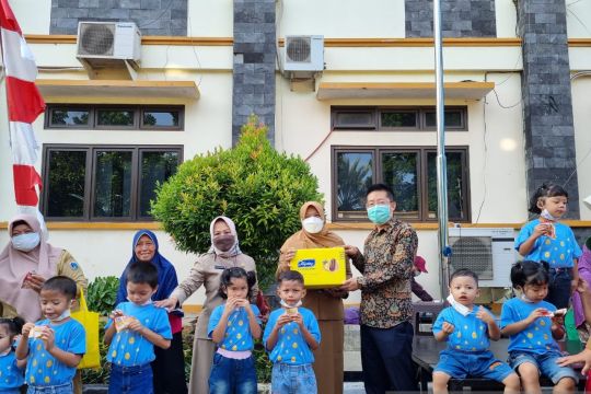 Semarakkan HUT Jakarta, Yili Indonesia bagikan ribuan es krim gratis