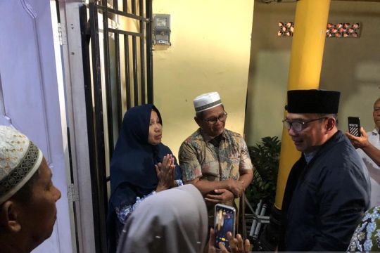 Ridwan Kamil mengunjungi keluarga pelajar yang hanyut di Kota Padang
