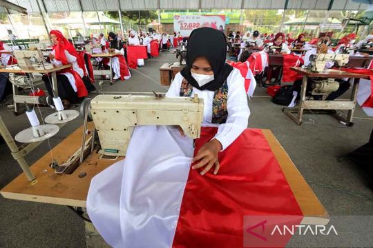Pembuatan bendera Merah Putih oleh 77 penjahit Banyuwangi
