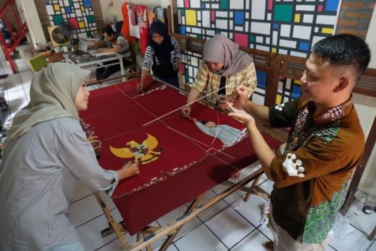 Batik tulis karya penyandang disabilitas tuli Page 3 Small