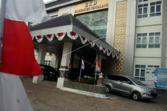 KPK geledah sejumlah kantor di Pemkab Pemalang Page 3 Small