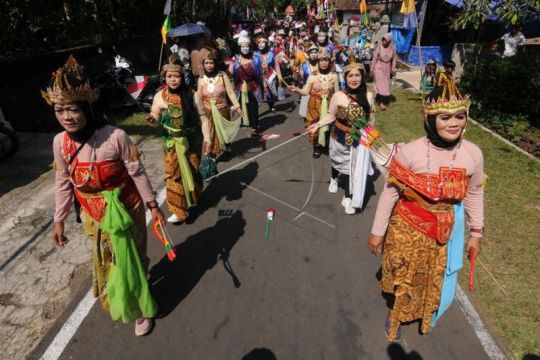 Karnaval budaya memperingati HUT RI Page 1 Small