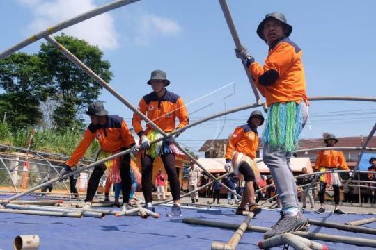 Lomba pasang tenda pengungsi Page 1 Small