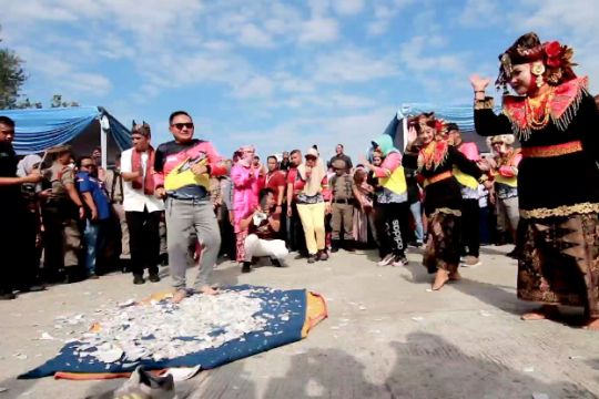 Ketika tari piring menarik Wali Kota Gorontalo untuk ikut beratraksi