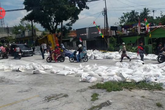 Truk pengangkut terigu terguling di Cianjur, 5 orang meninggal dunia