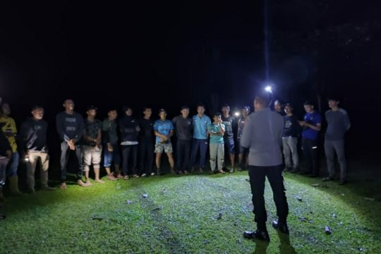 Polisi dan warga ikut mencari mahasiswa hilang di Bukit Popalia Konsel