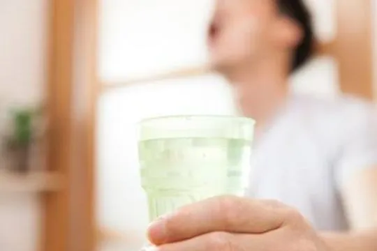 Mulut bersih, tenggorokan sehat: ini manfaat kumur dengan air garam