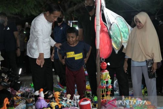 Jokowi sambangi PKL Pantai Kamali Baubau dan traktir anak-anak