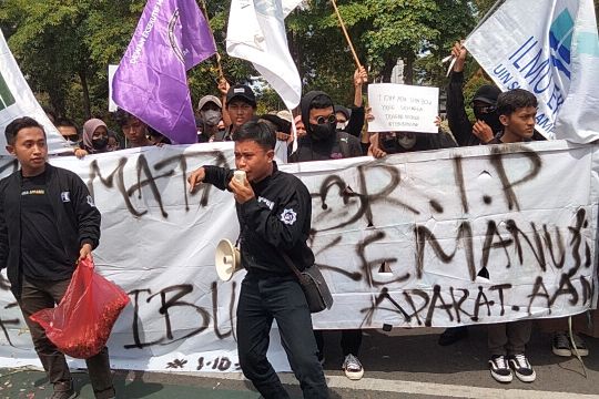 Ratusan mahasiswa UINSA gelar aksi tuntut Kapolda Jatim dicopot