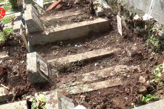 3 jenazah nyaris terbawa longsor, petugas evakuasi makam di Sirnaraga