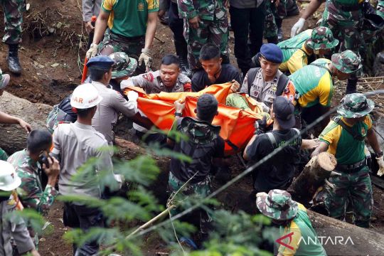 Tim SAR gabungan gelar operasi pencarian korban tertimbun longsor gempa Cianjur