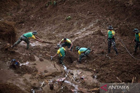 Tim SAR gabungan gelar operasi pencarian korban tertimbun longsor akibat gempa Cianjur