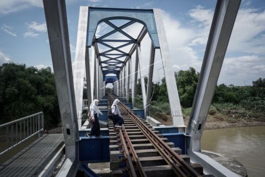 Melintasi jembatan jalur rel kereta api Page 2 Small