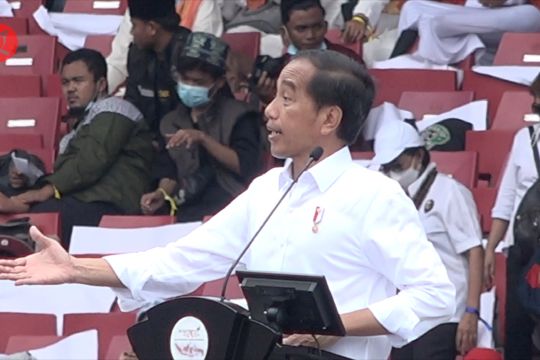 Momen Jokowi menirukan gaya bersalaman dengan Presiden AS dan China