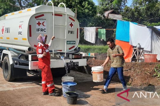 Srikandi PMI dikerahkan bantu penyaluran air bersih ke pengungsian