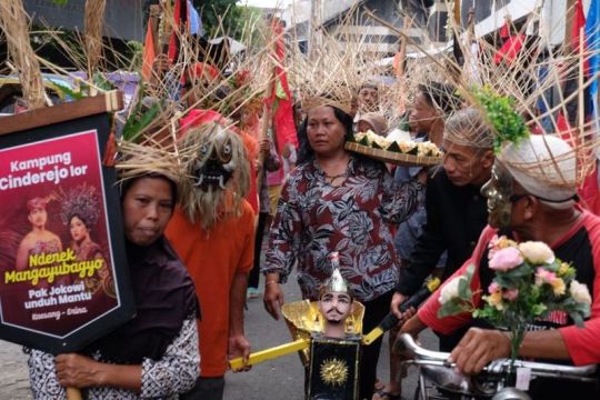 Kirab dan tumpengan warga sambut pernikahan putra Presiden Joko Widodo Page 4 Small