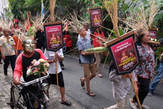 Kirab dan tumpengan warga sambut pernikahan putra Presiden Joko Widodo Page 2 Small