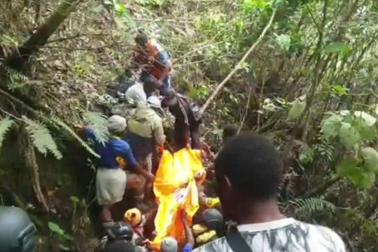 TNI-Polri evakuasi 3 jenazah korban penembakan KKB di Papua