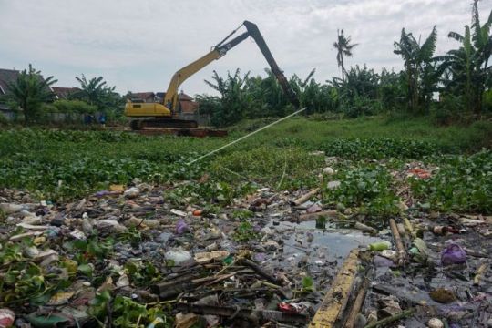 Membersihkan kawasan sekitar sungai dari sampah Page 2 Small