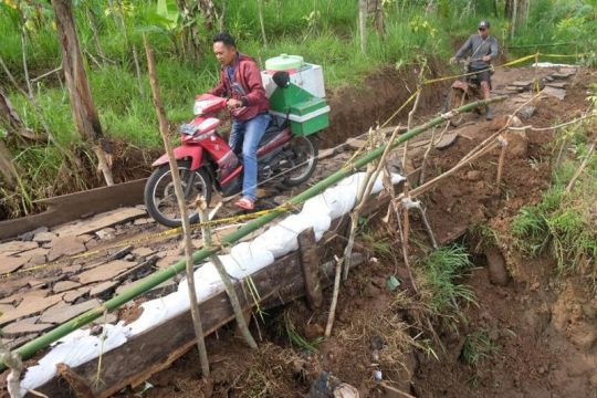 Jalan darurat di lokasi longsor Page 1 Small