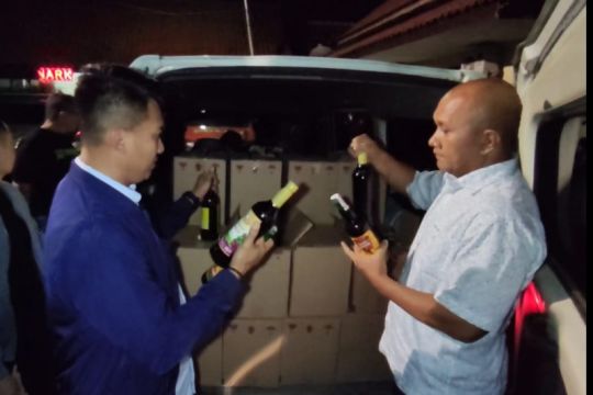 Polres Cirebon Kota amankan minibus bawa 1.125 botol minuman keras