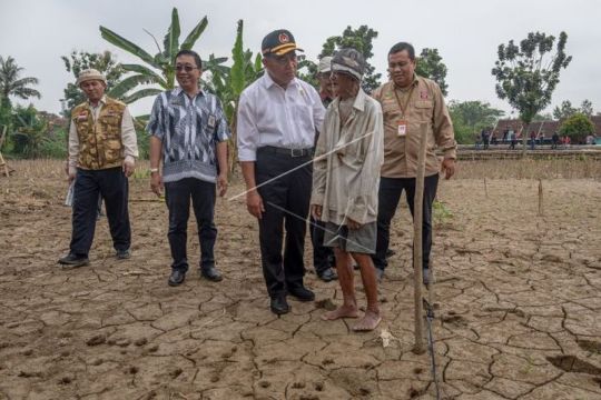 Kunjungan Menko PMK di perumahan terdampak banjir bandang Page 4 Small