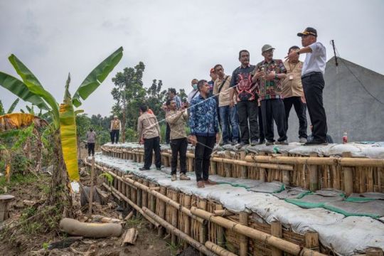 Kunjungan Menko PMK di perumahan terdampak banjir bandang Page 3 Small