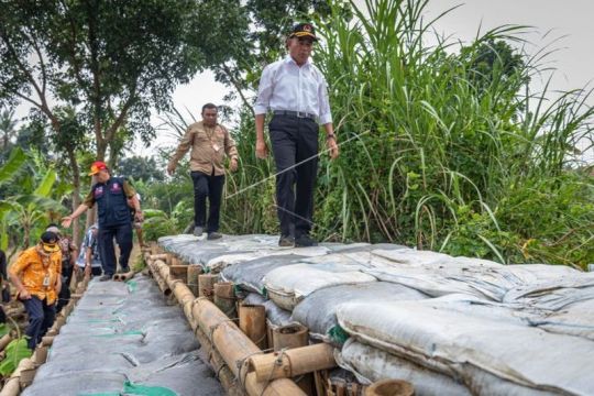 Kunjungan Menko PMK di perumahan terdampak banjir bandang Page 2 Small