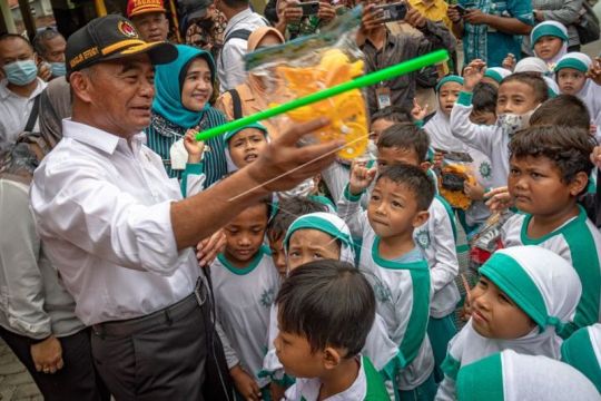 Kunjungan Menko PMK di perumahan terdampak banjir bandang Page 1 Small