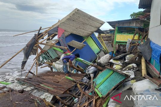 Banjir rusak bangunan di pesisir pantai selatan Kabupaten Sukabumi