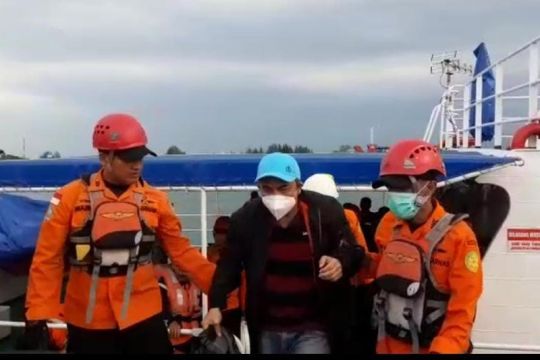 Tim Basarnas evakuasi warga negara Filipina alami pendarahan di kapal