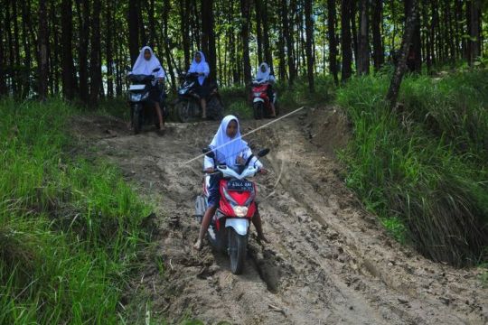 Jalan desa di Grobogan belum tersentuh pembangunan Page 2 Small