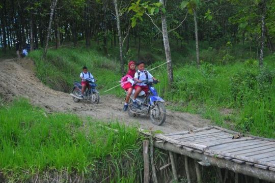 Jalan desa di Grobogan belum tersentuh pembangunan Page 1 Small