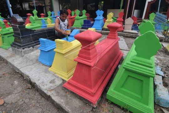 Makam warna-warni di Klaten Page 1 Small