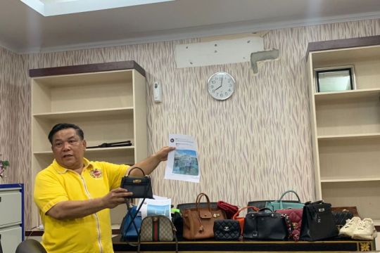 Sekdaprov Riau ungkap tas istrinya yang disorot warganet itu palsu