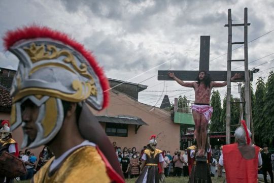 Prosesi jalan salib di Gereja Katolik Santo Aloysius Page 2 Small