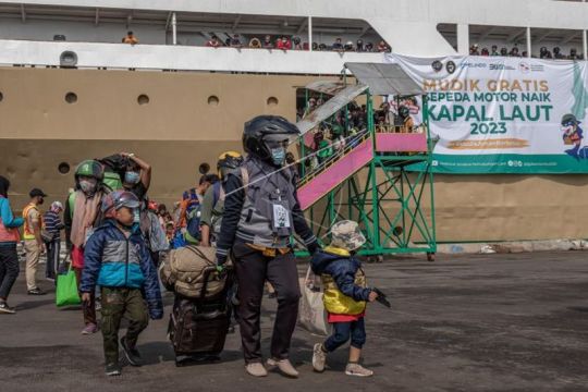 Pemudik bersepeda motor tiba di Pelabuhan Tanjung Emas Semarang Page 2 Small