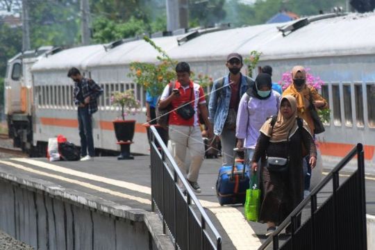 Kedatangan pemudik di Stasiun Klaten Page 1 Small