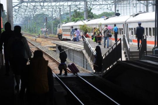 Kedatangan pemudik di Stasiun Klaten Page 2 Small