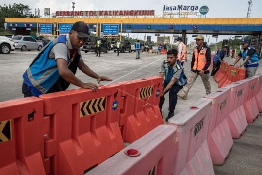 Persiapan pemberlakuan satu arah di Gerbang Tol Kalikangkung Page 3 Small