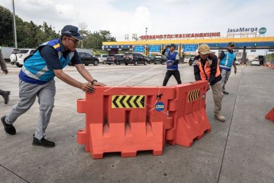 Persiapan pemberlakuan satu arah di Gerbang Tol Kalikangkung Page 1 Small