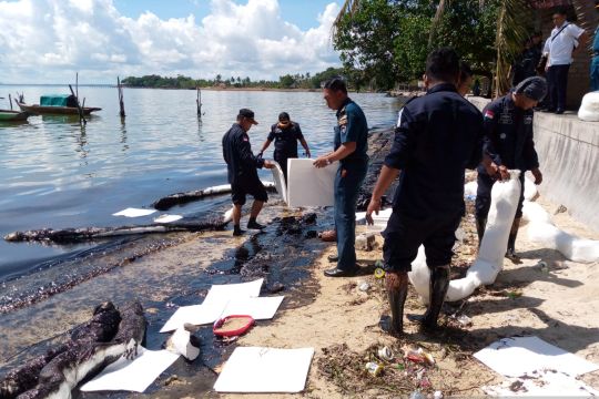 Limbah hitam di pantai Batam Page 1 Small