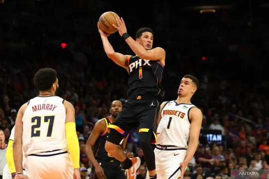 Booker cedera pangkal paha kanan saat Suns tundukkan Lakers