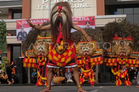 Pentas seni menyambut HUT Bhayangkara Page 2 Small