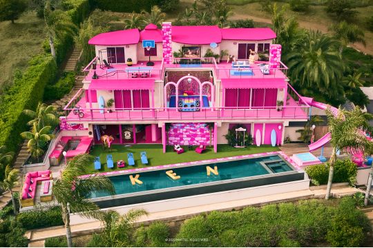 Malibu Dreamhouse Barbie kembali ke Airbnb dengan tema Ken