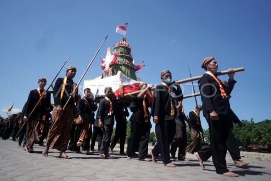 Grebeg Besar Keraton Kasunanan Surakarta Page 1 Small