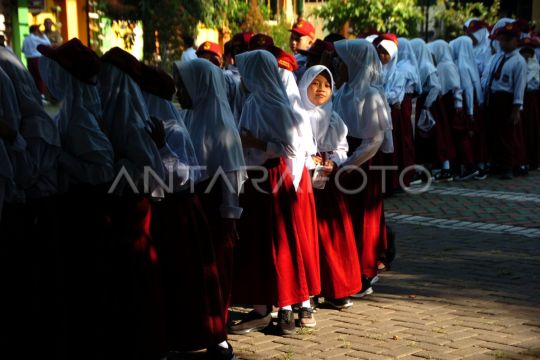 Hari pertama masuk sekolah siswa SD Page 2 Small