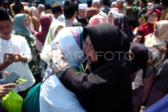 Kedatangan jamaah haji di Tegal Page 1 Small