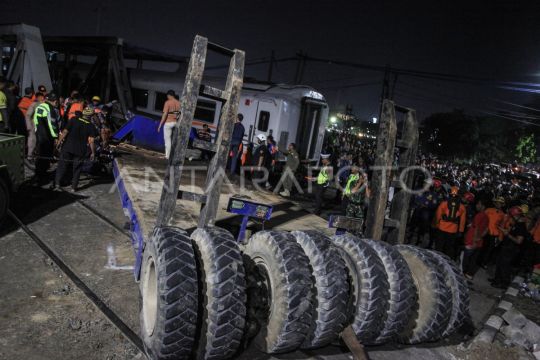 Evakuasi pascakecelakaan truk dengan kereta api Page 3 Small