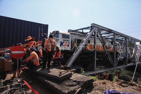 Perjalanan kereta api normal kembali pascakecelakaan truk tertabrak KA Brantas Page 2 Small